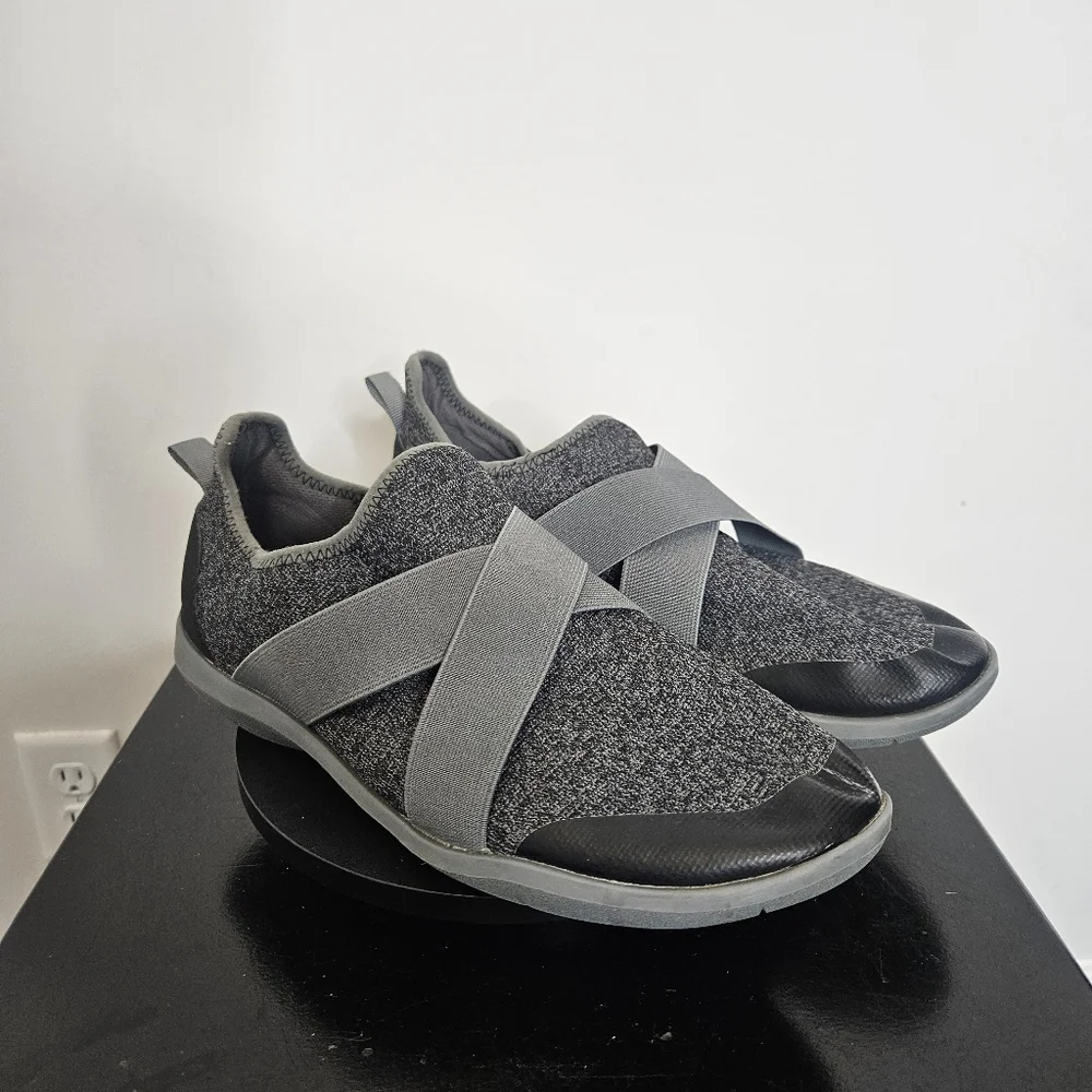 Crocs Comfort Swiftwater Cross-Strap Heather Grey And‎ Black Size W 11